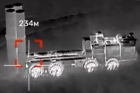 Phương tiện phóng từ hệ thống S-400 trong quá trình nhắm mục tiêu. Ảnh: MW.