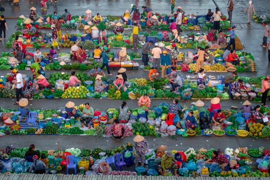 Đi chợ "chồm hổm" đẹp nhất miền Tây