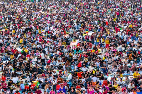 Hàng vạn du khách đổ về núi Bà Đen trong lễ hội đầu năm