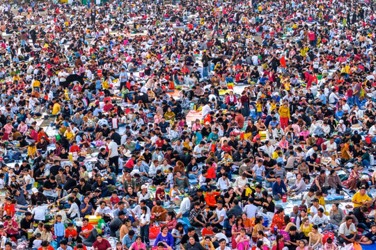 Hàng vạn người đổ về núi Bà Đen dự lễ hội đầu năm