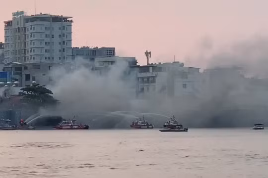Du thuyền bốc cháy dữ dội trên sông Sài Gòn