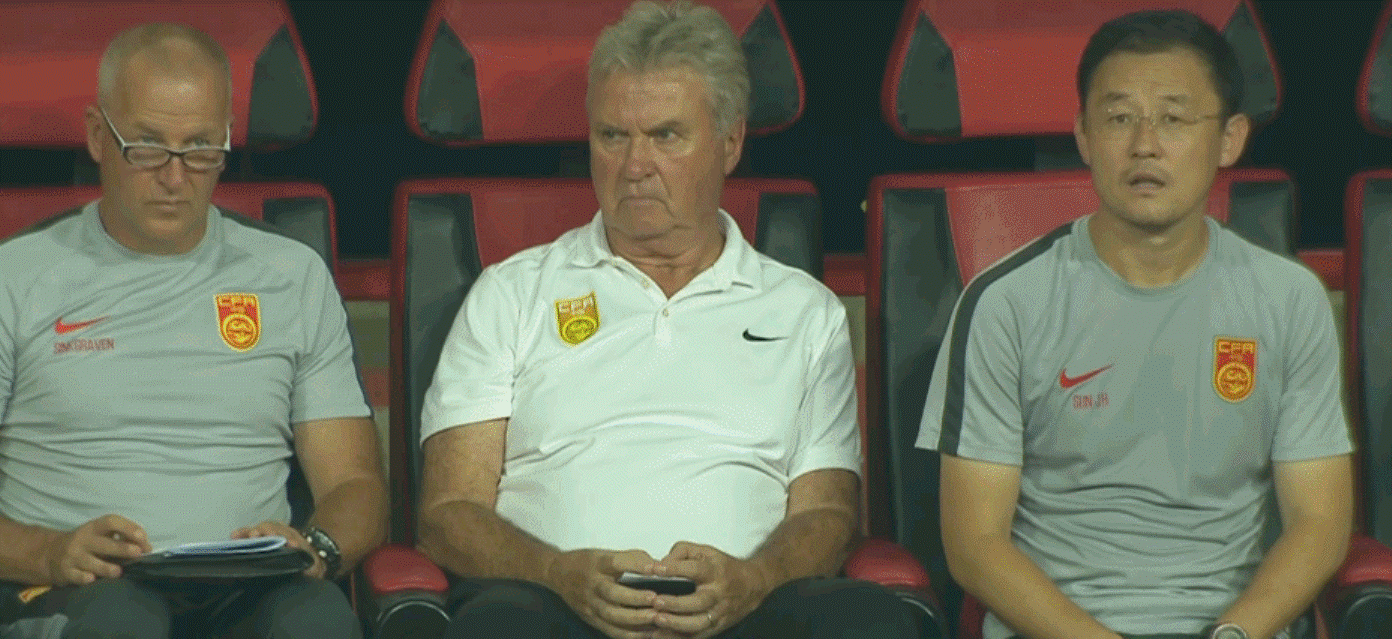 Ông Gudd Hiddink (giữa) và Tôn Kế Hải (phải) bất lực trước màn trình diễn tồi của các học trò, Ảnh: Sohu Ông Gudd Hiddink (giữa) và Tôn Kế Hải (phải) bất lực trước màn trình diễn tồi của các học trò, Ảnh: Sohu