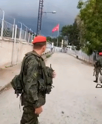 Quân cảnh Nga và quân chính phủ Syria tuần tra ở gần vị trí do quân đội Thổ Nhĩ Kỳ đóng giữ.