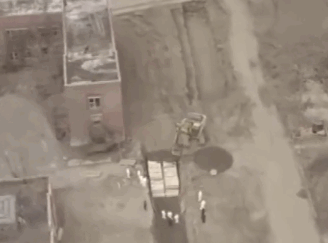 Máy xúc được sử dụng để đào hố và lấp đất (Ảnh: Guancha).