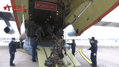 Máy bay của PLA không vận vật tư và lực lượng quân y đến giúp Vũ Hán chống dịch (Ảnh: Guancha).