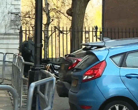 Hình ảnh ông Dominic Cummings vội vã chạy từ cửa sau ngôi nhà (Ảnh: Sky News).