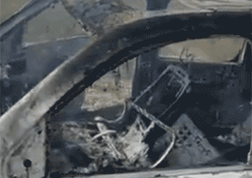 Chiếc xe hơi bị bọn tội phạm thiêu cháy sau khi sát hại những người trong xe.