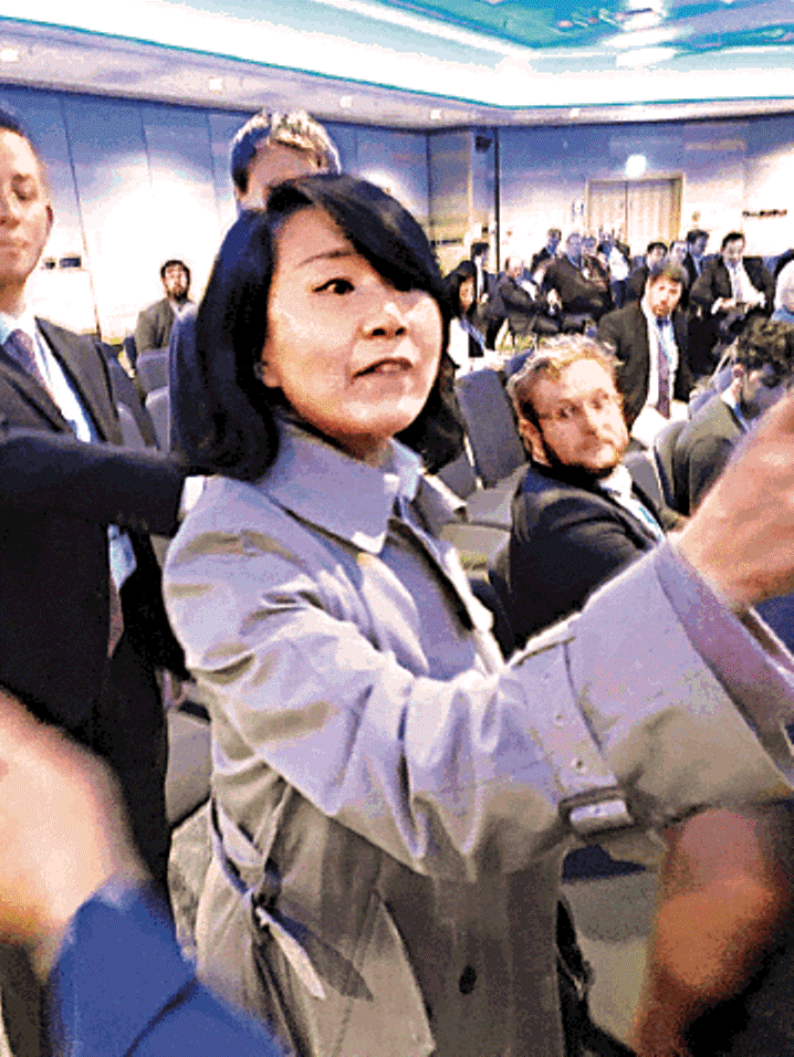 Bà Khổng Lâm Lâm khi tranh cãi và xô xát với nhân viên an ninh của hội nghị Đảng Bảo thủ Anh.