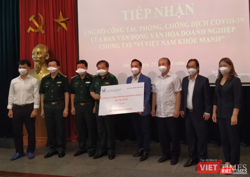 Ban Vận động Văn hóa doanh nghiệp chung tay phòng, chống dịch COVID-19 “Vì một Việt Nam khỏe mạnh” cùng các doanh nghiệp trao tặng chiến sĩ Bộ đội Biên phòng vật tư, trang thiết bị y tế phòng, chống dịch COVID- 19. Ban Vận động Văn hóa doanh nghiệp chung tay phòng, chống dịch COVID-19 “Vì một Việt Nam khỏe mạnh” cùng các doanh nghiệp trao tặng chiến sĩ Bộ đội Biên phòng vật tư, trang thiết bị y tế phòng, chống dịch COVID- 19.