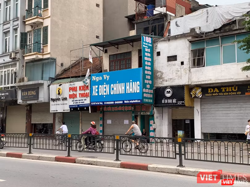 Cả dãy cửa hàng cửa hiệu trên phố Tôn Đức Thắng buộc phải đóng cửa vì dịch COVID-19. Cả dãy cửa hàng cửa hiệu trên phố Tôn Đức Thắng buộc phải đóng cửa vì dịch COVID-19.