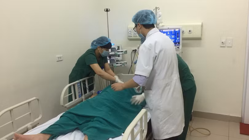 Bác sĩ chăm sóc cho bệnh nhân sau mổ tại Bệnh viện Bệnh nhiệt đới Trung ương