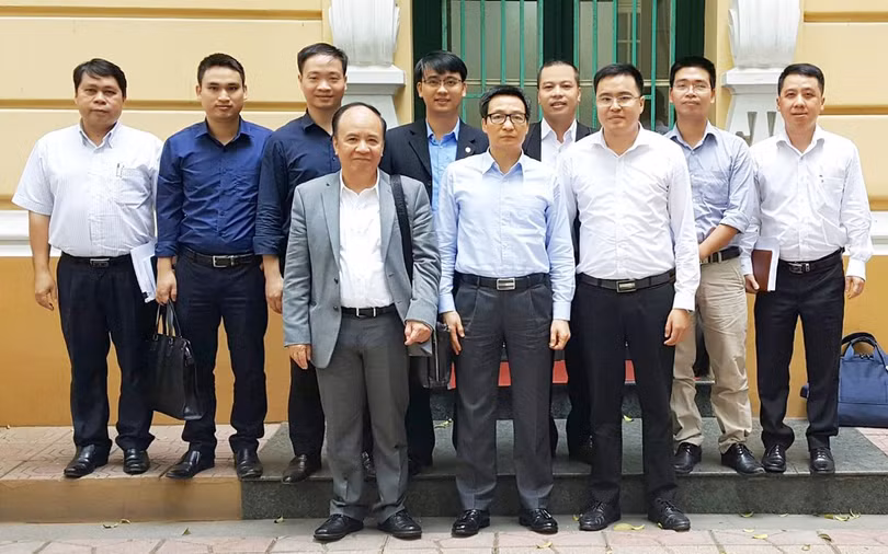 TS Lê Quang Minh (hàng dưới, thứ 3 từ phải sang trái) chụp với Phó Thủ tướng Vũ Đức Đam TS Lê Quang Minh (hàng dưới, thứ 3 từ phải sang trái) chụp với Phó Thủ tướng Vũ Đức Đam