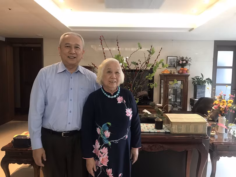 Tú và mẹ, Vũ Thị Xuân Dung, nguyên chuyên viên cao cấp Vụ Báo chí, Bộ Ngoại giao. Tú và mẹ, Vũ Thị Xuân Dung, nguyên chuyên viên cao cấp Vụ Báo chí, Bộ Ngoại giao.