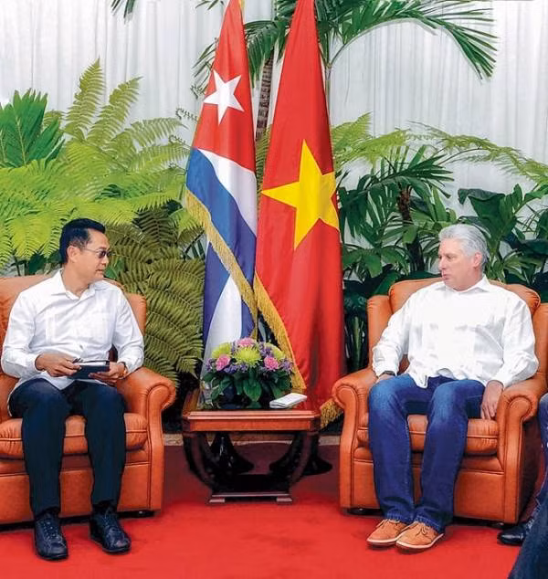 Ông Nguyễn Trung Thành với Chủ tịch Cuba .