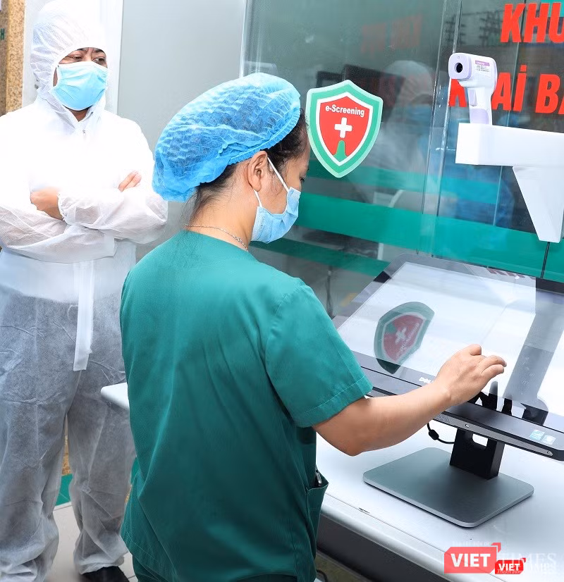 Giải pháp sàng lọc không tiếp xúc có nhiều tính năng như: đa ngôn ngữ, đo thân nhiệt, lưu trữ dữ liệu của người nhập liệu, truy xuất lịch sử đi lại,… Giải pháp sàng lọc không tiếp xúc có nhiều tính năng như: đa ngôn ngữ, đo thân nhiệt, lưu trữ dữ liệu của người nhập liệu, truy xuất lịch sử đi lại,…