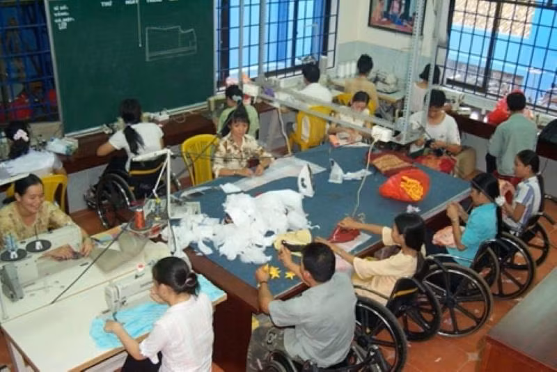Người khuyết tật làm việc tại cơ sở sản xuất đồ thủ công (Ảnh minh họa). Người khuyết tật làm việc tại cơ sở sản xuất đồ thủ công (Ảnh minh họa).