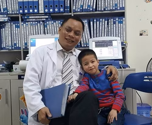 Bác sĩ của Bệnh viện Nhi Trung ương chup ảnh cùng bệnh nhi đến khám