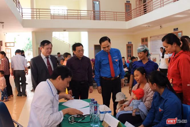 GS. Tạ Thành Văn, Hiệu trưởng Trường Đại học Y Hà Nội và ông Phạm Văn Tác – Vụ trưởng Vụ Tổ chức cán bộ (Bộ Y tế) cùng đoàn công tác và các bác sĩ trẻ thăm Trung tâm Y tế huyện Mường Nhé. (Ảnh: Thanh Hằng) GS. Tạ Thành Văn, Hiệu trưởng Trường Đại học Y Hà Nội và ông Phạm Văn Tác – Vụ trưởng Vụ Tổ chức cán bộ (Bộ Y tế) cùng đoàn công tác và các bác sĩ trẻ thăm Trung tâm Y tế huyện Mường Nhé. (Ảnh: Thanh Hằng)