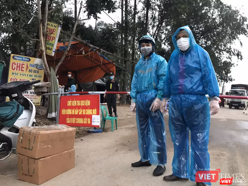 Hàng hóa chống dịch được chuyển bằng ôtô đến sát địa phận xã Sơn Lôi. Ảnh: Tuyên Nguyễn