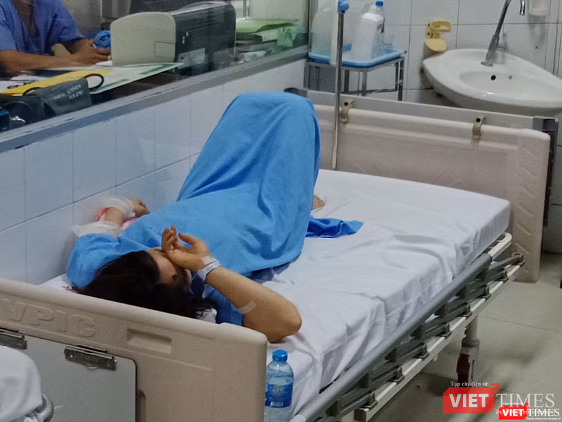 Nạn nhân Lê Thị Quỳnh L. đang điều trị tại Khoa Phẫu thuật cấp cứu chung tại Bệnh viện Hữu nghị Việt Đức.