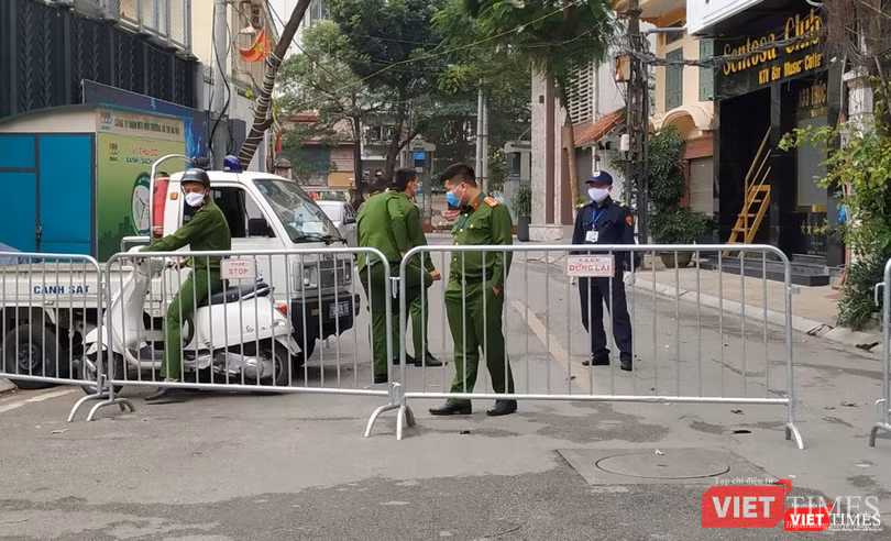 Chốt Trúc Bạch đoạn ngã ba với Châu Long luôn có khoảng 5-6 người túc trực để thực thi nhiệm vụ.