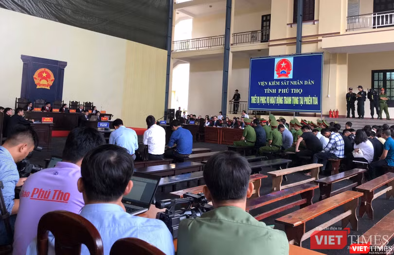 Tại tòa, có hơn 100 cơ quan báo chí tác nghiệp. Sau khi qua cửa an ninh, các phóng viên được dẫn vào phòng báo chí và khu vực tác nghiệp riêng. Tại tòa, có hơn 100 cơ quan báo chí tác nghiệp. Sau khi qua cửa an ninh, các phóng viên được dẫn vào phòng báo chí và khu vực tác nghiệp riêng.