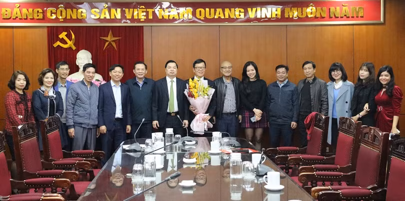 Đại diện Lãnh đạo Ban Tuyên giáo Trung ương, Vụ Tổ chức Cán bộ, Vụ Báo chí - Xuất bản và Báo Đại Đoàn kết chúc mừng ông Tống Văn Thanh. Ảnh: Tuyengiao.vn Đại diện Lãnh đạo Ban Tuyên giáo Trung ương, Vụ Tổ chức Cán bộ, Vụ Báo chí - Xuất bản và Báo Đại Đoàn kết chúc mừng đồng chí Tống Văn Thanh.