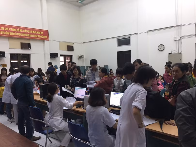 Hàng trăm trẻ được gia đình đưa đến Bệnh viện Bệnh Nhiệt đới Trung ương để khám vào sáng 16/3 Hàng trăm trẻ được gia đình đưa đến Bệnh viện Bệnh Nhiệt đới Trung ương khám sáng 16/3