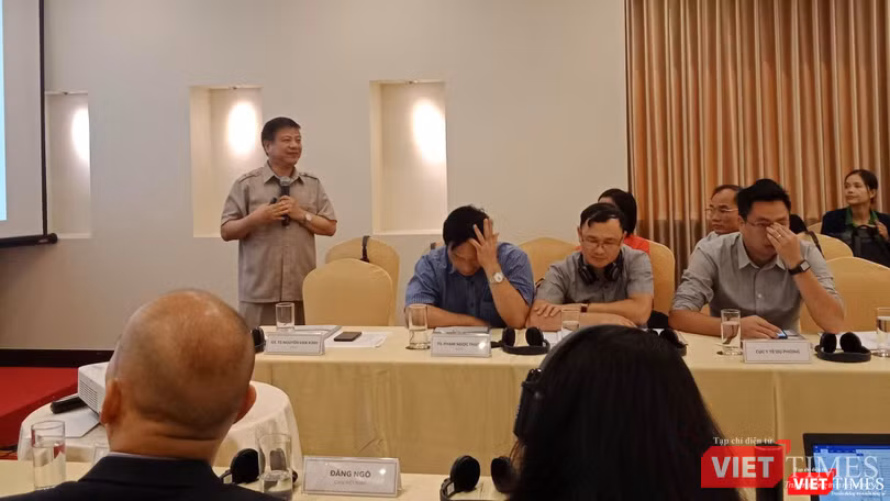GS.TS. Nguyễn Văn Kính - Giám đốc Bệnh viện Bệnh nhiệt đới Trung ương (áo xám) chia sẻ về thuốc điều trị bệnh viêm gan C. GS.TS. Nguyễn Văn Kính - Giám đốc Bệnh viện Bệnh nhiệt đới Trung ương (áo xám) chia sẻ về thuốc điều trị bệnh viêm gan C.