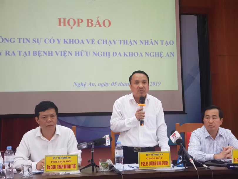 Giám đốc Sở Y tế Nghệ An thông tin vụ việc với báo chí Giám đốc Sở Y tế Nghệ An thông tin vụ việc với báo chí