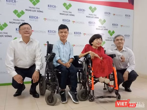Chủ tịch VDCA Nguyễn Minh Hồng, ông Lê Duy Tiến (Liên hiệp các Hội khoa học và kỹ thuật Việt Nam) chụp ảnh cùng với đại diện ban lãnh đạo Trung tâm Dream Seed (Ảnh: Đức Hoàng)