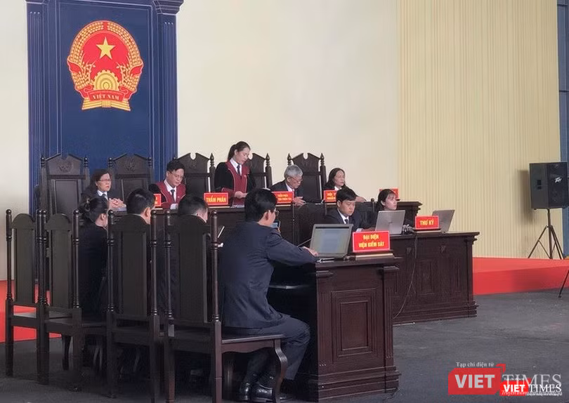 Chủ tọa phiên tòa cho rằng ông Nguyễn Thanh Hóa thừa nhận toàn bộ hành vi phạm tội nhưng quanh co, chối tội nên dù bị cáo có các tình tiết giảm nhẹ cũng bị HĐXX xử lý thật nghiêm. Chủ tọa phiên tòa cho rằng ông Nguyễn Thanh Hóa thừa nhận toàn bộ hành vi phạm tội nhưng quanh co, chối tội nên dù bị cáo có các tình tiết giảm nhẹ cũng bị HĐXX xử lý thật nghiêm.