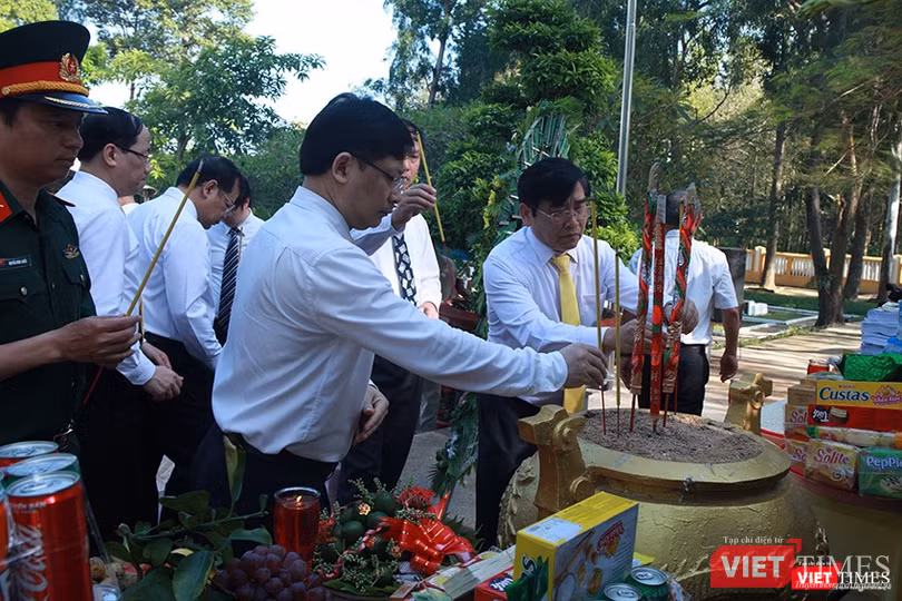 : Lãnh đạo Tổng công ty Bưu điện Việt Nam dâng hương tưởng niệm các anh hùng, liệt sỹ ngành. : Lãnh đạo Tổng công ty Bưu điện Việt Nam đang hương tưởng niệm các anh hùng, liệt sỹ ngành: