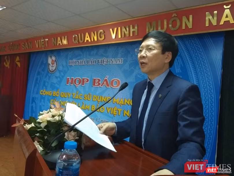 Ông Hồ Quang Lợi – Phó Chủ tịch Hội Nhà báo Việt Nam lưu ý các phóng viên, nhà báo chính là người cần phát huy vai trò dẫn dắt, định hướng thông tin, đặc biệt là trên môi trường MXH. Ông Hồ Quang Lợi – Phó Chủ tịch Hội Nhà báo Việt Nam lưu ý các phóng viên, nhà báo chính là người cần phát huy vai trò dẫn dắt, định hướng thông tin, đặc biệt là trên môi trường MXH.