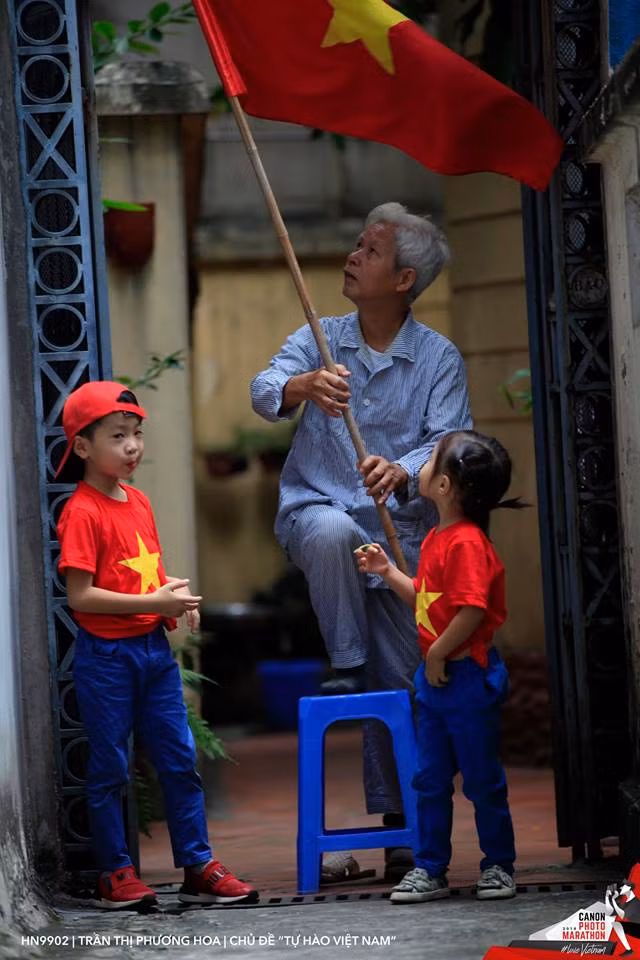 Bức ảnh đạt giải nhất chủ đề Tự hào Việt Nam thuộc về tác giả Trần Thị Phương Hoa, chụp bằng máy Canon 5D Mark II. Bức ảnh đạt giải nhất chủ đề Tự hào Việt Nam thuộc về tác giả Trần Thị Phương Hoa, chụp bằng máy Canon 5D Mark II.