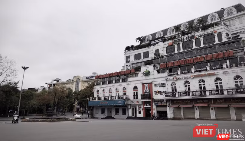 Mặc dù khu vực trung tâm Hà Nội những ngày cách ly xã hội trở nên rất vắng vẻ, nhưng vẫn có một số đối tượng ra đường dù không có việc thật sự cần thiết. Ảnh: Anh Lê. Mặc dù khu vực trung tâm Hà Nội những ngày cách ly xã hội trở nên rất vắng vẻ, nhưng vẫn có một số đối tượng ra đường dù không có việc thật sự cần thiết. Ảnh: Anh Lê.