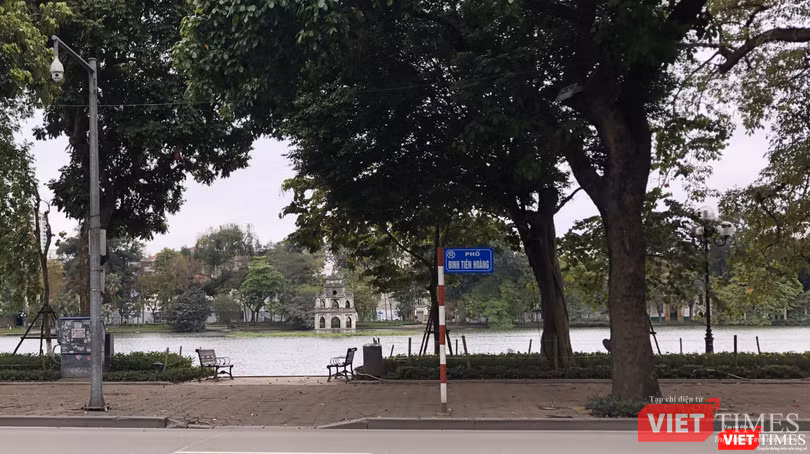 Vào những ngày đầu thực hiện cách ly xã hội, ngay cả khu vực trung tâm Hà Nội cũng vắng người qua lại.
