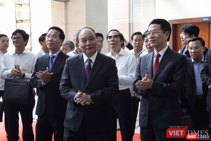 Cùng dự buổi làm việc sáng nay, có Ủy viên Bộ Chính trị, Bí thư Trung ương Đảng, Trưởng ban Tuyên giáo Trung ương Võ Văn Thưởng, đại diện lãnh đạo các Bộ, ngành Trung ương, các doanh nghiệp, tập đoàn lớn trong lĩnh vực công nghệ thông tin và truyền thông. Cùng dự buổi làm việc sáng nay, có Ủy viên Bộ Chính trị, Bí thư Trung ương Đảng, Trưởng ban Tuyên giáo Trung ương Võ Văn Thưởng, đại diện lãnh đạo các Bộ, ngành Trung ương, các doanh nghiệp, tập đoàn lớn trong lĩnh vực công nghệ thông tin và truyền thông.