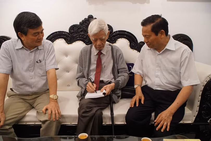 Ông Hương ký tặng sách. Ông Hương ký tặng sách.