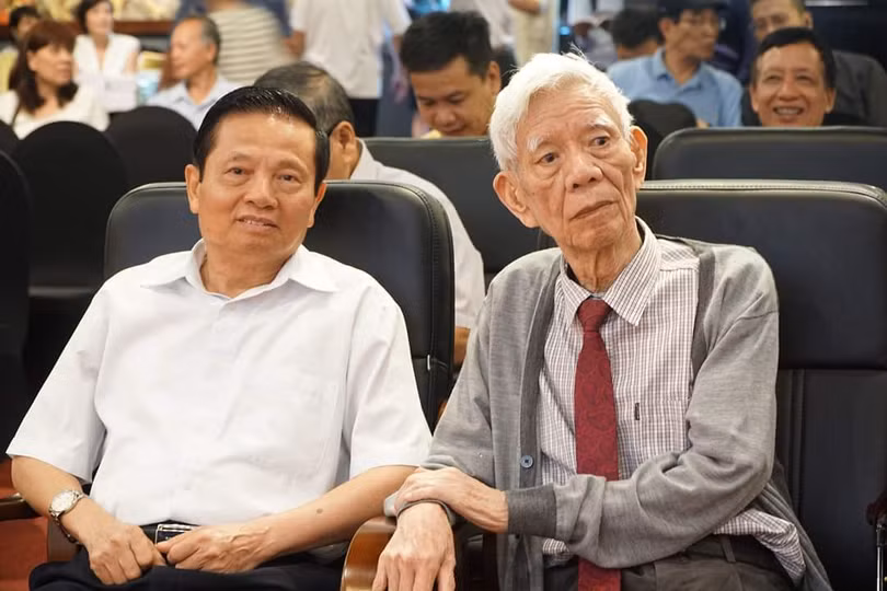 Ông Hương cùng nguyên Bộ trưởng Bộ TT&TT Lê Doãn Hợp (bìa trái). Ông Hương cùng nguyên Bộ trưởng Bộ TT&TT Lê Doãn Hợp (bìa trái).