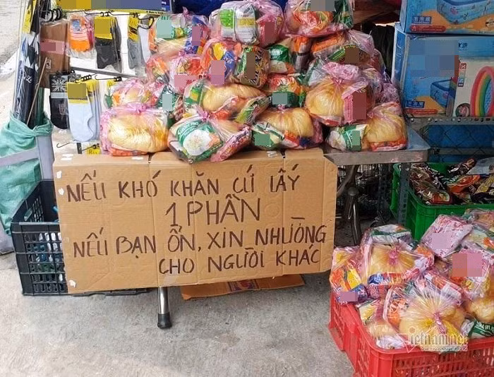 Hình ảnh “nhường cơm sẻ áo”, “lá lành đùm lá rách” giữa mùa đại dịch. Hình ảnh “nhường cơm sẻ áo”, “lá lành đùm lá rách” giữa mùa đại dịch.