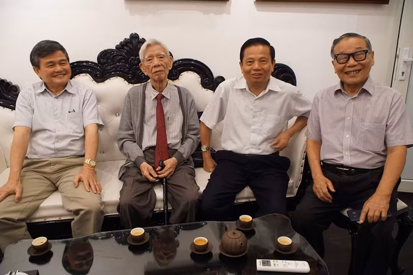 Ông Hương gữa những người yêu quý và mến mộ ông Ông Hương gữa những người yêu quý và mến mộ ông