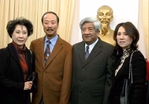 Ông Phạm Thế Duyệt,Chủ tịch Ủy ban TƯ MTTQ Việt Nam thời kỳ 2004 tiếp gia đình ông Nguyễn Cao Kỳ. Ông Phạm Thế Duyệt,Chủ tịch Ủy ban TƯ MTTQ Việt Nam thời kỳ 2004 tiếp gia đình ông Nguyễn Cao Kỳ.