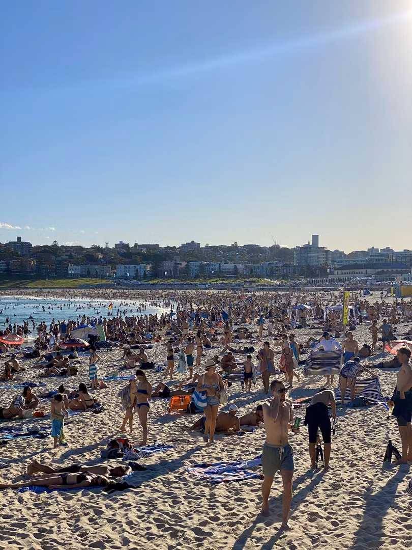 Các “Covidiots” tụ tập trên bãi biển tại bãi biển Bondi, thành phố Sydney, tiểu bang New South Wales, nước Úc. Ảnh: Tom Steinfort/Twitter. Các “Covidiots” tụ tập trên bãi biển tại bãi biển Bondi, thành phố Sydney, tiểu bang New South Wales, nước Úc. Ảnh: Tom Steinfort/Twitter.