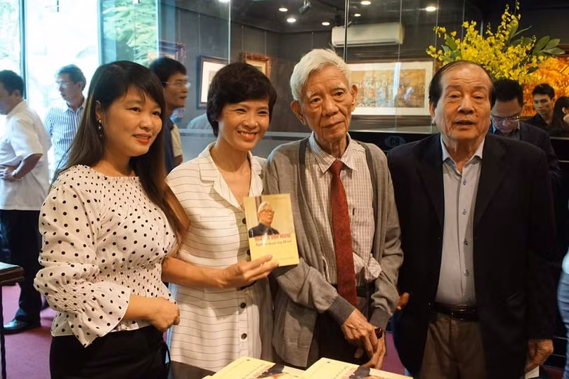 Ông Nguyễn Đình Hương chụp hình lưu niệm với các nhà báo, nhà thơ mến mộ ông. Ông Nguyễn Đình Hương chụp hình lưu niệm với các nhà báo, nhà thơ mến mộ ông.