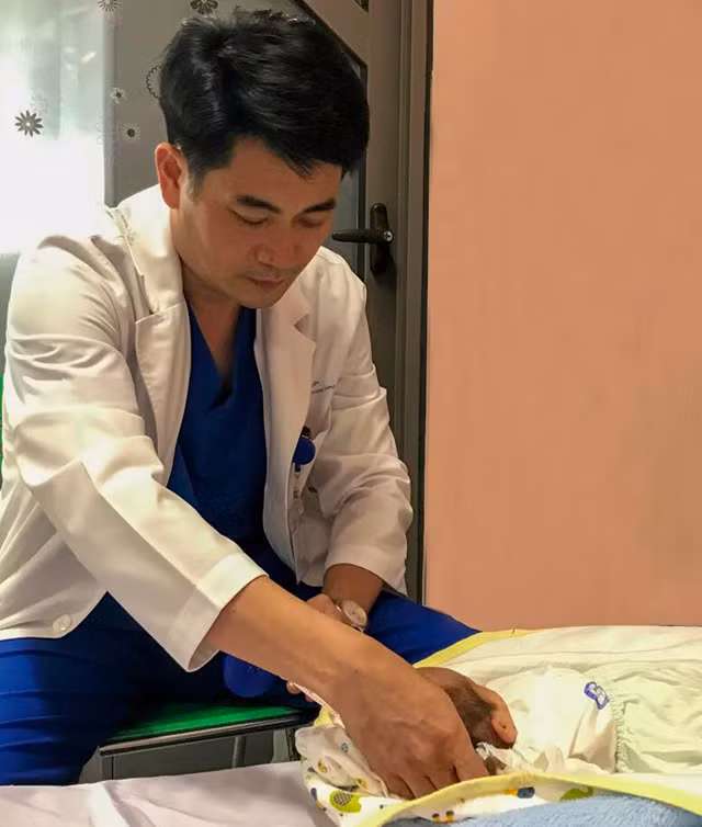 Bác sĩ Trần Văn Sĩ thăm khám cho bệnh nhân Bác sĩ Trần Văn Sĩ thăm khám cho bệnh nhân