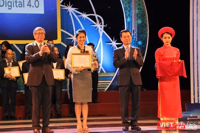 Bộ trưởng Bộ Thông tin và Truyền thông Nguyễn Mạnh Hùng và Giáo sư Viện sĩ Đặng Vũ Minh - Chủ tịch Liên hiệp các hội KHKT Việt Nam trao giải thưởng cho các đơn vị có ứng dụng công nghệ số xuất sắc