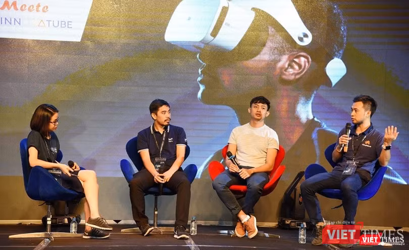 CEO AhaMove Nguyễn Xuân Trường (bên phải) và các diễn giả tại Vietnam Frontier Summit 2018 CEO AhaMove Nguyễn Xuân Trường (bên phải) và các diễn giả tại Vietnam Frontier Summit 2018