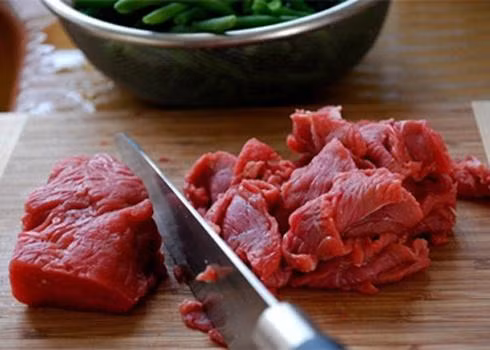 Cái ngọt của miếng thịt bò tươi trong bát phở đặc sản Hà Nội không thể lẫn. Cái ngọt của miếng thịt bò tươi trong bát phở đặc sản Hà Nội không thể lẫn.