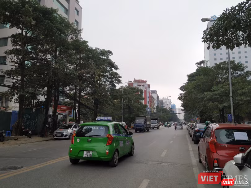Ngay cả trên những con phố vắng, bầu trời Hà Nội có một màu bàng bạc. Ngay cả trên những con phố vắng, bầu trời Hà Nội có một màu bàng bạc.